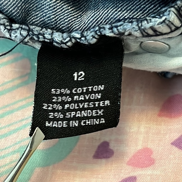 New Directions Printed Denim Shorts - Picture 15 of 16